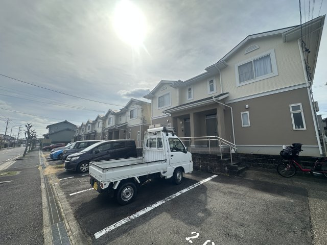 タウン三好ケ丘E棟の駐車場