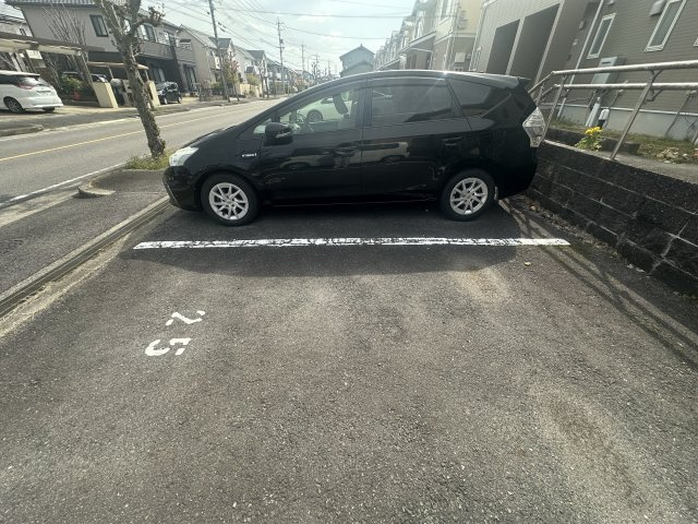 タウン三好ケ丘E棟の駐車場
