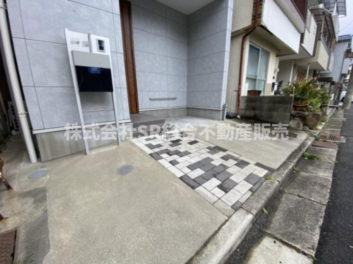 岩田町6丁目中古戸建の駐車場|お車をお持ちの方には嬉しい駐車場があり、自転車・バイクも置けます！