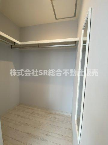 岩田町6丁目中古戸建の収納|お洋服をたくさん収納できるウォークインクローゼットです♪
