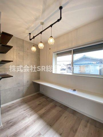 岩田町6丁目中古戸建の居間・リビング|リビングの一角にワークスペースもございます♪