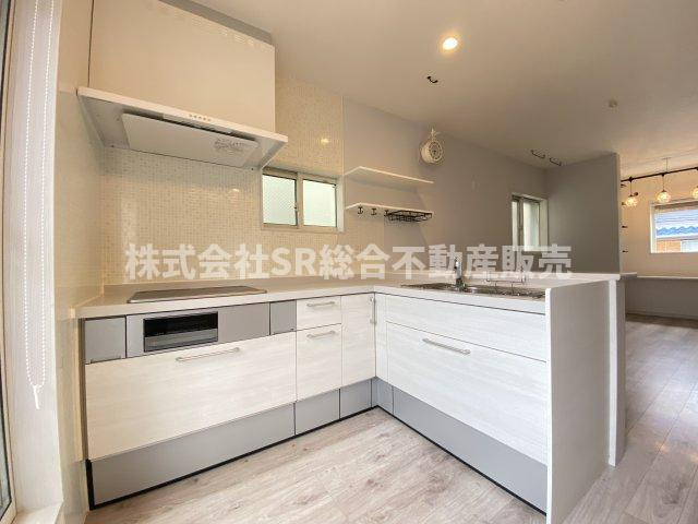岩田町6丁目中古戸建のキッチン|ホワイト基調のL字型カウンターキッチン♪設備が充実していて快適にお料理できます！