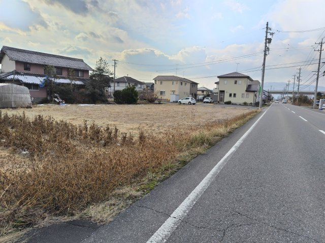 ６４８８３　本巣市上真桑土地の前面道路含む現地写真