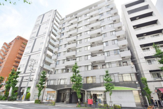 【外観】 | 手入れの行き届いた外壁やエントランスなど、「見ればわかる」レベルで清潔感を保ったマンションです。築年数を感じさせない姿で皆様をお出迎えします。～即日のご見学可能～　お問合せはお気軽にどうぞ。
