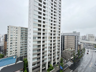 【展望】 | 眼前に広がる空の雄大さと、このお部屋の自慢の一つである「眺望」をご覧ください。毎日、この景色を独り占めできる新生活に夢が広がります。～即日のご見学可能～　お問合せはお気軽にどうぞ。
