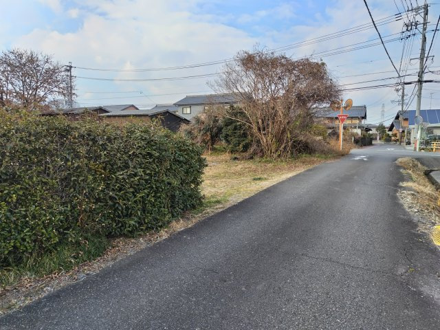６４８８５　本巣市上真桑土地の前面道路含む現地写真