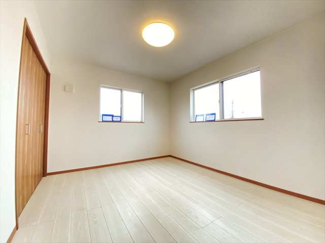 【洋室】 | 新座市大和田5丁目　未入居一戸建住宅　(志木本店) | 3階洋室(7帖)／家具の配置がしやすくインテリアも楽しめる腰高窓。