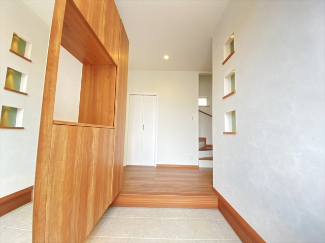 【玄関】 | 新座市大和田5丁目　未入居一戸建住宅　(志木本店) | 広々とした玄関。大容量のシューズボックスで家族みんなの靴をたっぷり収納できます。