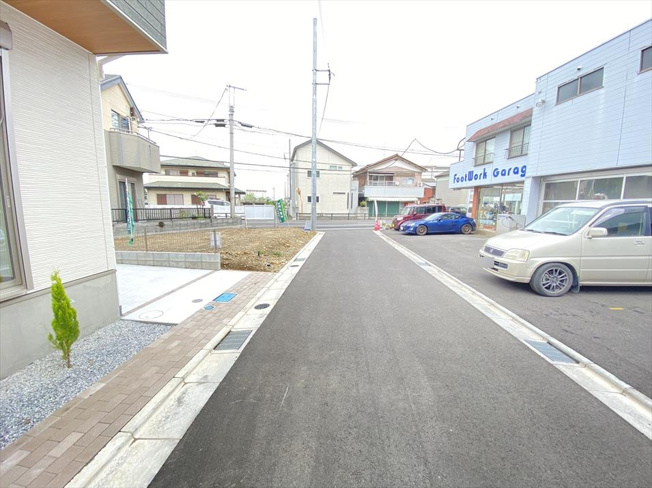 【前面道路含む現地写真】 | 新座市大和田5丁目　未入居一戸建住宅　(志木本店) | 前面道路の様子