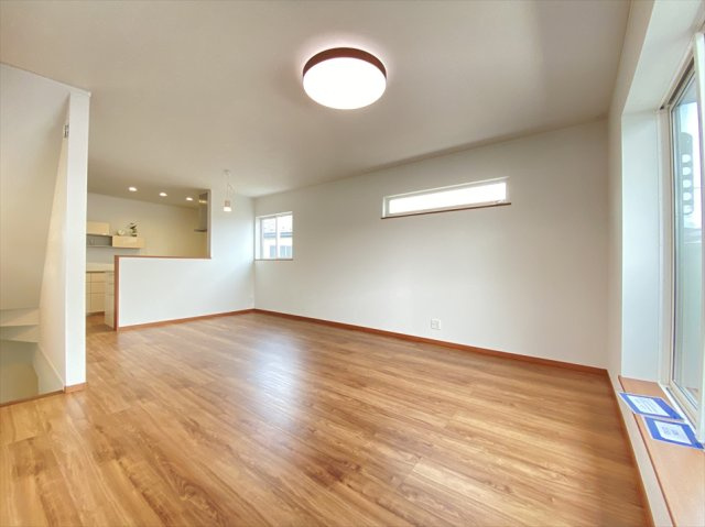 【居間・リビング】 | 新座市大和田5丁目　未入居一戸建住宅　(志木本店) | 外からの視線をきにせずのびのび過ごせる2階リビング