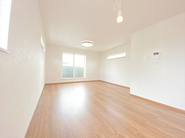 【居間・リビング】 | 新座市大和田5丁目　未入居一戸建住宅　(志木本店) | 窓が多く優しい自然光がたっぷり入る明るいLDK。
バルコニーに面しているので家事動線も良好です。