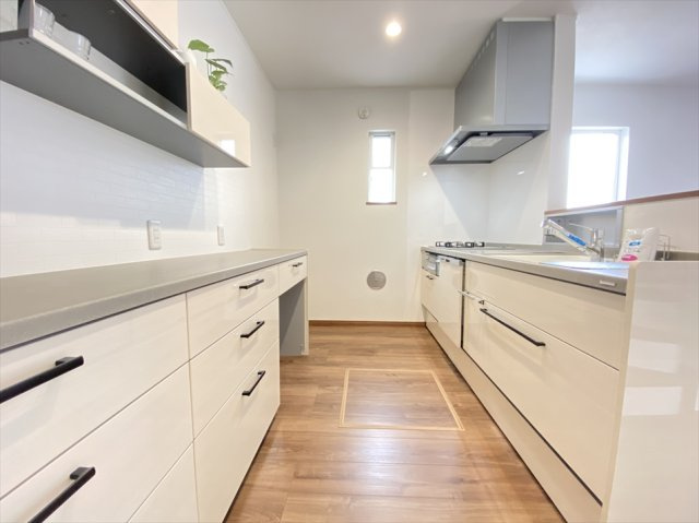 【キッチン】 | 新座市大和田5丁目　未入居一戸建住宅　(志木本店) | 大容量のカップボード付なので統一感のあるキッチンスペースとなっております。
収納したものが一目で見えるスライド収納で使い勝手も良好です。
