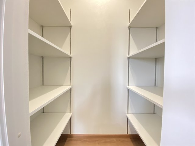 【キッチン】 | 新座市大和田5丁目　未入居一戸建住宅　(志木本店) | 可動棚付きのキッチンパントリー。
買い置きや保存食などたっぷり保管できます。