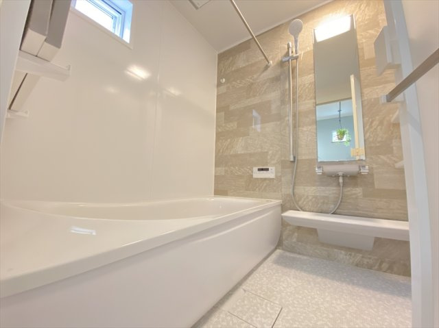 【浴室】 | 新座市大和田5丁目　未入居一戸建住宅　(志木本店) | ゆとりのある広々一坪タイプのバスルーム。浴室乾燥機が付いているので洗濯物はもちろん、浴室内のカビの発生も防げるので衛生面でも安心です。