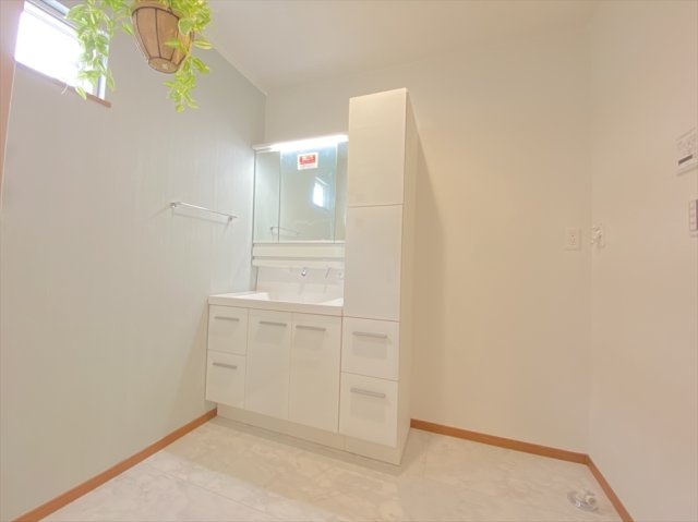 【独立洗面台】 | 新座市大和田5丁目　未入居一戸建住宅　(志木本店) | キャビネット付きの洗面化粧台。