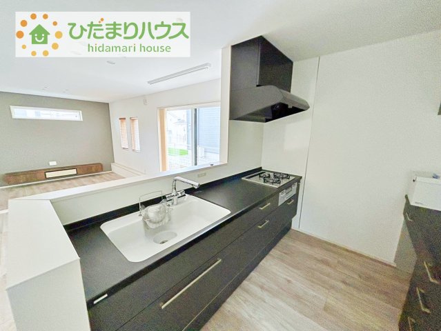 【キッチン】 | 土浦市おおつ野８丁目　中古戸建 | 料理をしながらでも、ご家族との会話を楽しめる対面式キッチン