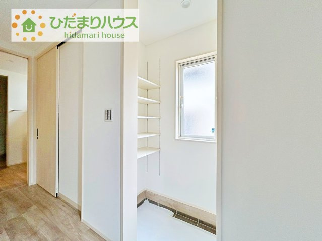 【収納】 | 土浦市おおつ野８丁目　中古戸建 | 玄関にはシューズクロークがあるのでスッキリと片付きます♪靴以外にも屋外ホースやガーデニングセットなどもしまえて便利です！