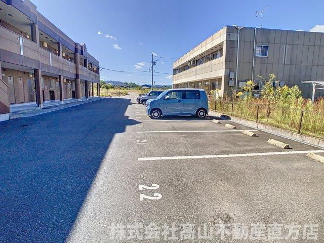 ラルーチェ　サンリッチの駐車場