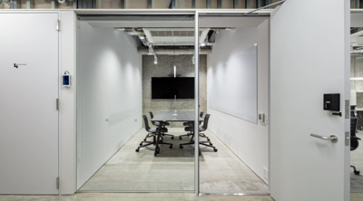 【内装】 | 12　SHINJUKU3CHOME | ミーティングルーム