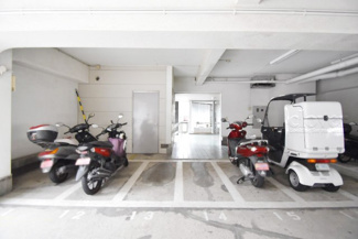【駐車場】 | バイク置き場。空き区画の有無や駐輪料金、サイズおよび排気量規定などについては、改めてお問い合わせください。～即日のご見学可能～　お問合せはお気軽にどうぞ。
