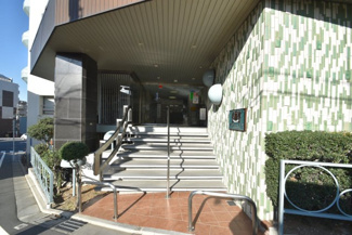 【エントランス】 | お客様を、そして住人を出迎えてくれるマンションのエントランス。ゴミが落ちていないことからも、管理状態の良さや住民の節度の高さが見て取れます。～即日のご見学可能～　お問合せはお気軽にどうぞ。
