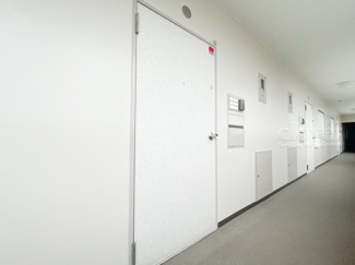 【その他共用部分】 | 皆様をお迎えする、お部屋の玄関ドア。開けやすさや開放角度、ドアノブの操作しやすさや鍵の形状などを、現地で一度ご確認ください。～即日のご見学可能～　お問合せはお気軽にどうぞ。