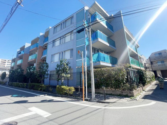 【外観】 | 青空によく映える建物です。手入れの行き届いた外壁やマンション正面エントランスなど、綺麗な姿をぜひ一度、現地にてご覧ください。～即日のご見学可能～　お問合せはお気軽にどうぞ。
