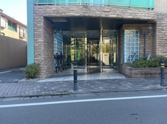 【エントランス】 | お客様を、そして住人を出迎えてくれるマンションのエントランス。ゴミが落ちていないことからも、管理状態の良さや住民の節度の高さが見て取れます。～即日のご見学可能～　お問合せはお気軽にどうぞ。
