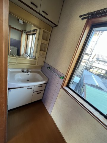 新屋敷貸家の独立洗面台