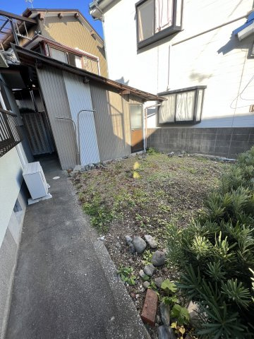 新屋敷貸家の庭