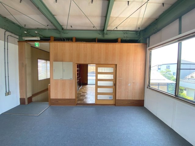 熊味町事務所店舗の内装