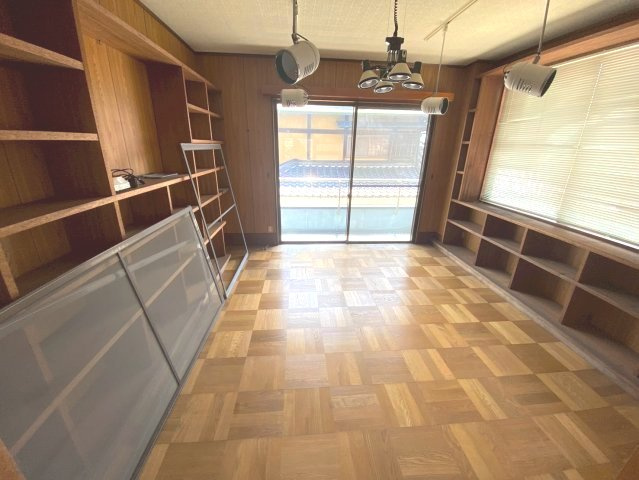 熊味町事務所店舗の内装