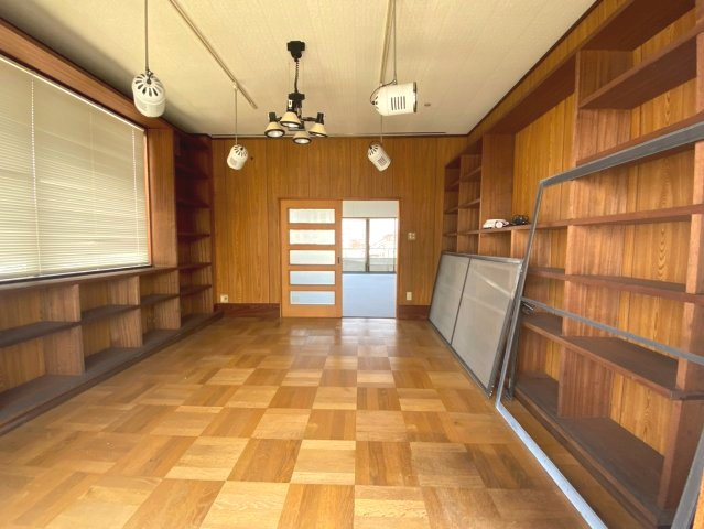 熊味町事務所店舗の内装