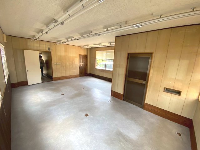熊味町事務所店舗の内装