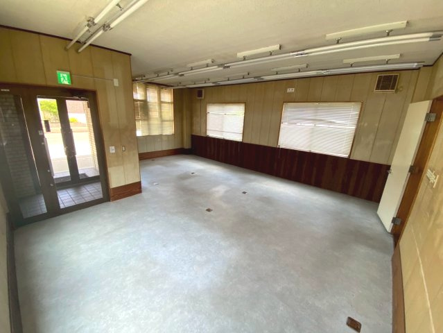 熊味町事務所店舗の内装