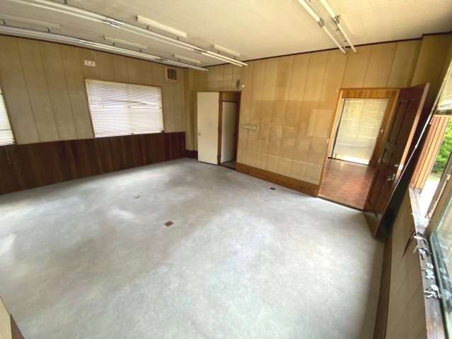 熊味町事務所店舗の内装