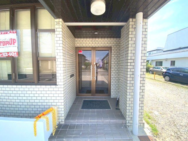 熊味町事務所店舗のエントランス