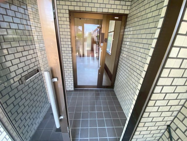 熊味町事務所店舗のエントランス