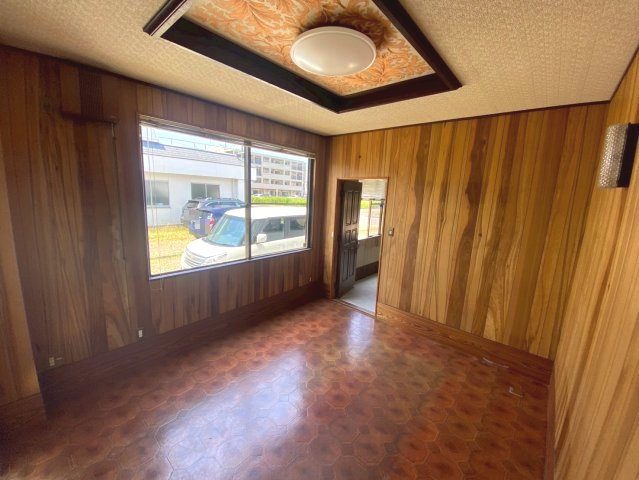 熊味町事務所店舗の内装