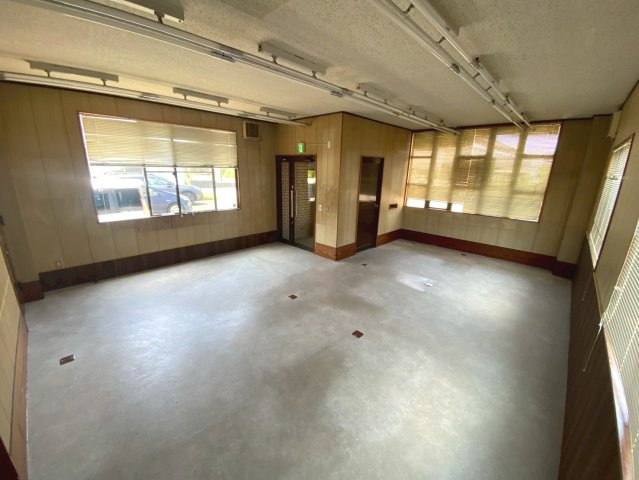熊味町事務所店舗の内装