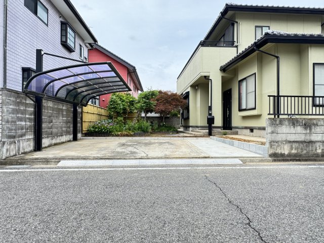 文京町三丁目中古住宅の駐車場|■カースペースは6台分まで増設可能！