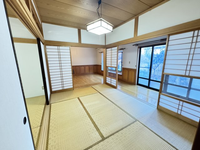 文京町三丁目中古住宅の和室|■リビング横の和室は広縁とも繋がっていて明るく広々！