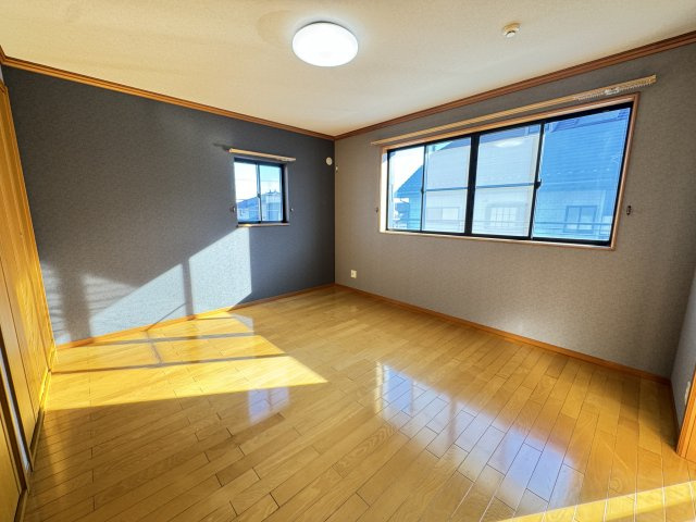 文京町三丁目中古住宅の洋室|■2階洋室9.0帖は東南角部屋で一日中明るいです♪