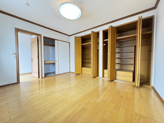 文京町三丁目中古住宅の収納|■2階洋室9.0帖は収納量も豊富です♪