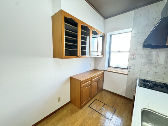 文京町三丁目中古住宅のキッチン|■キッチン裏にはカップボードも完備です