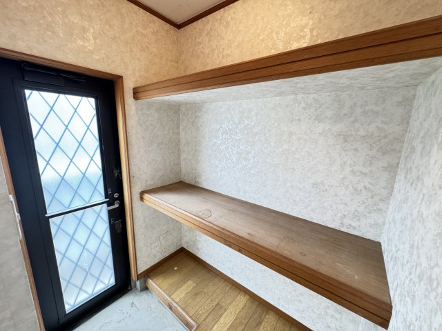文京町三丁目中古住宅の収納|■勝手口と納戸スペース