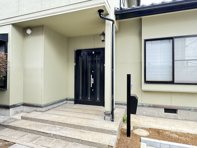 文京町三丁目中古住宅の玄関|■ポーチもゆったり取れた玄関です