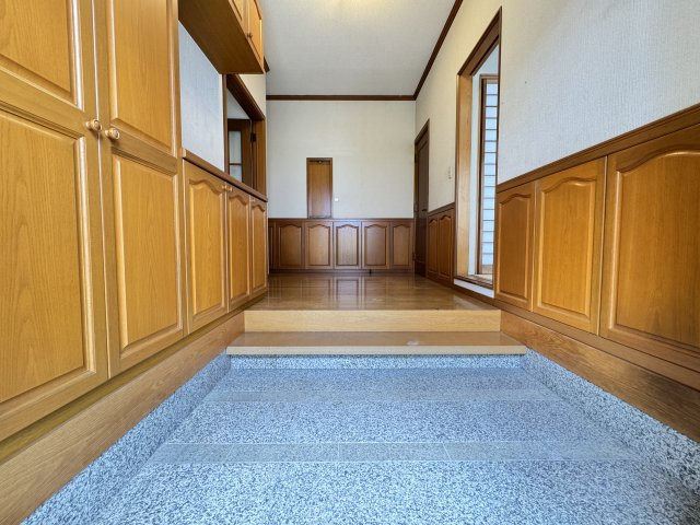 文京町三丁目中古住宅の玄関|■お客様をお迎えするのに十二分な広さの玄関です！