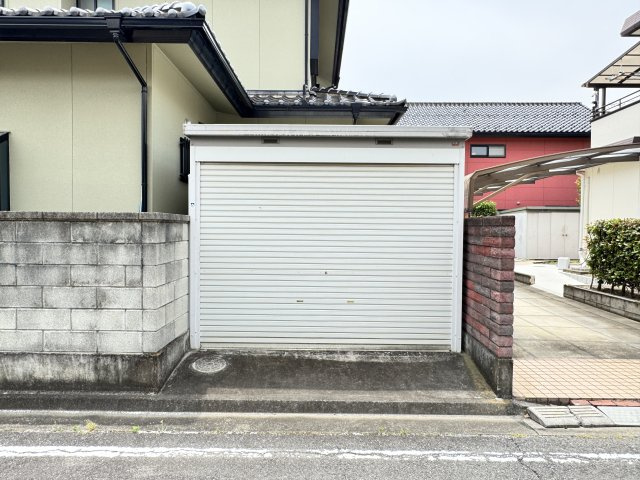 文京町三丁目中古住宅のその他|■独立したガレージも完備！大型バイク3台余裕です！