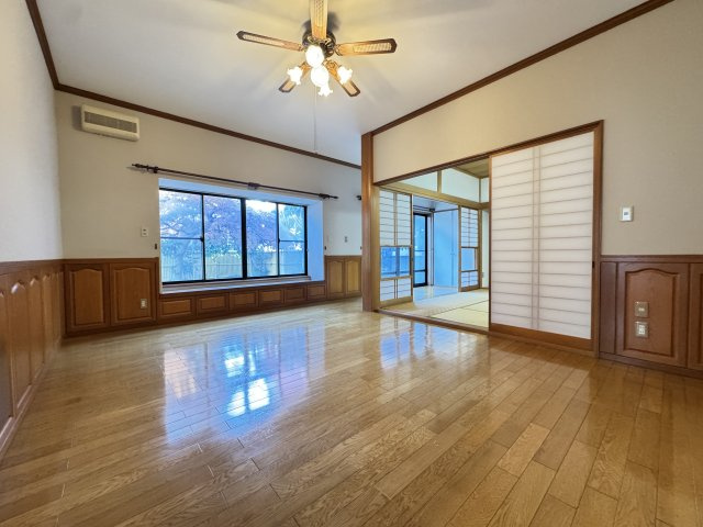 文京町三丁目中古住宅の居間・リビング|■リビングは単独で14.0帖ございます。南窓は電動シャッター完備！